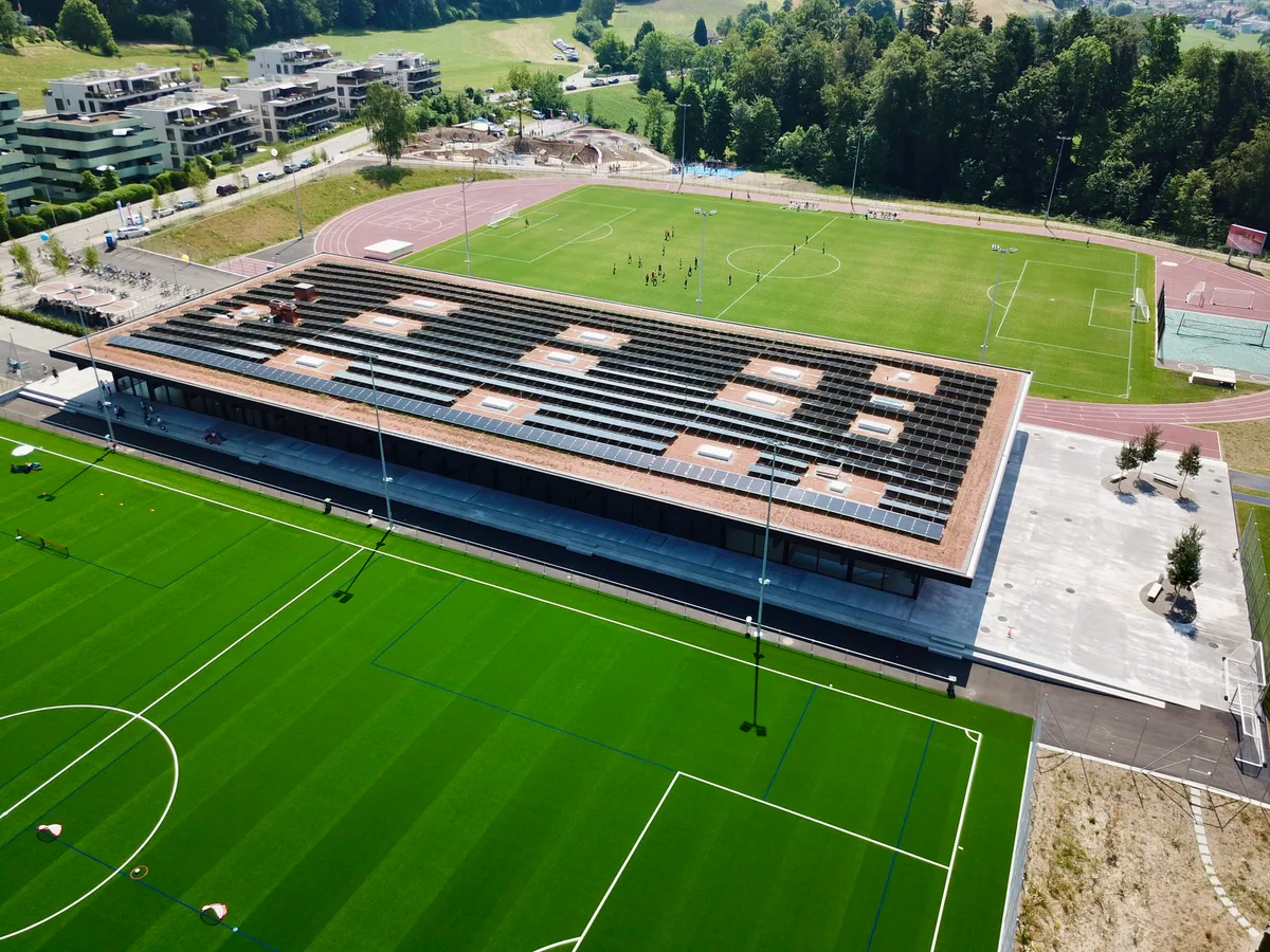 Teures Bauprojekt: Die neue Sporthalle Hüssenbüel belastet das Budget der Schulgemeinde. (Archiv) Luftaufnahme der Sportanlage Hüssenbüel.